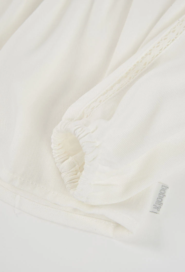Blouse blanche avec dentelle et col froncé