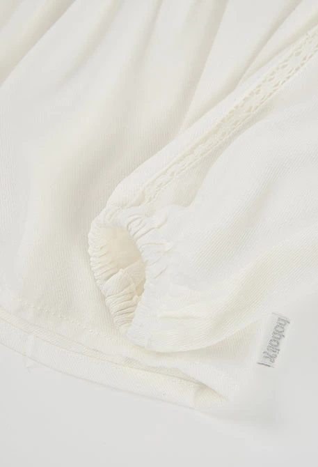 Blouse blanche avec dentelle et col froncé