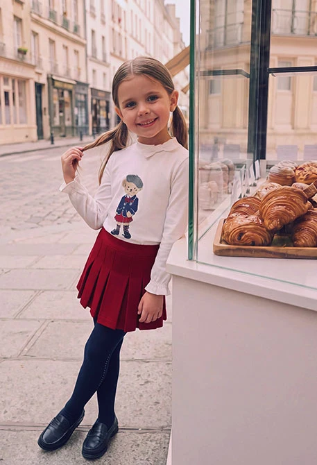 Girl\'s white knitted T-shirt with teddy bear print