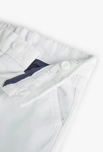Pantalón de satén elástico de bebé niño en color blanco