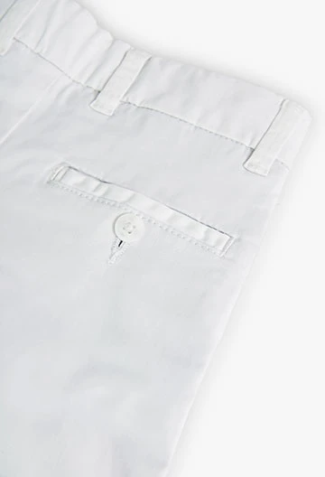 Pantalón de satén elástico de bebé niño en color blanco