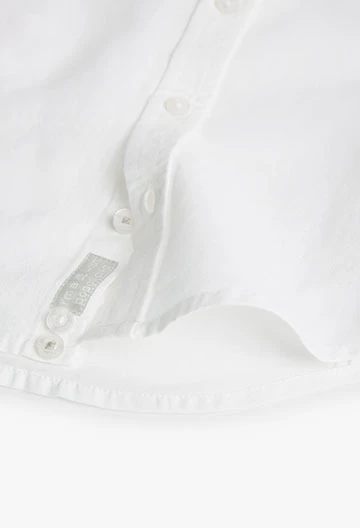 Camisa de bebé niño de lino en color blanco