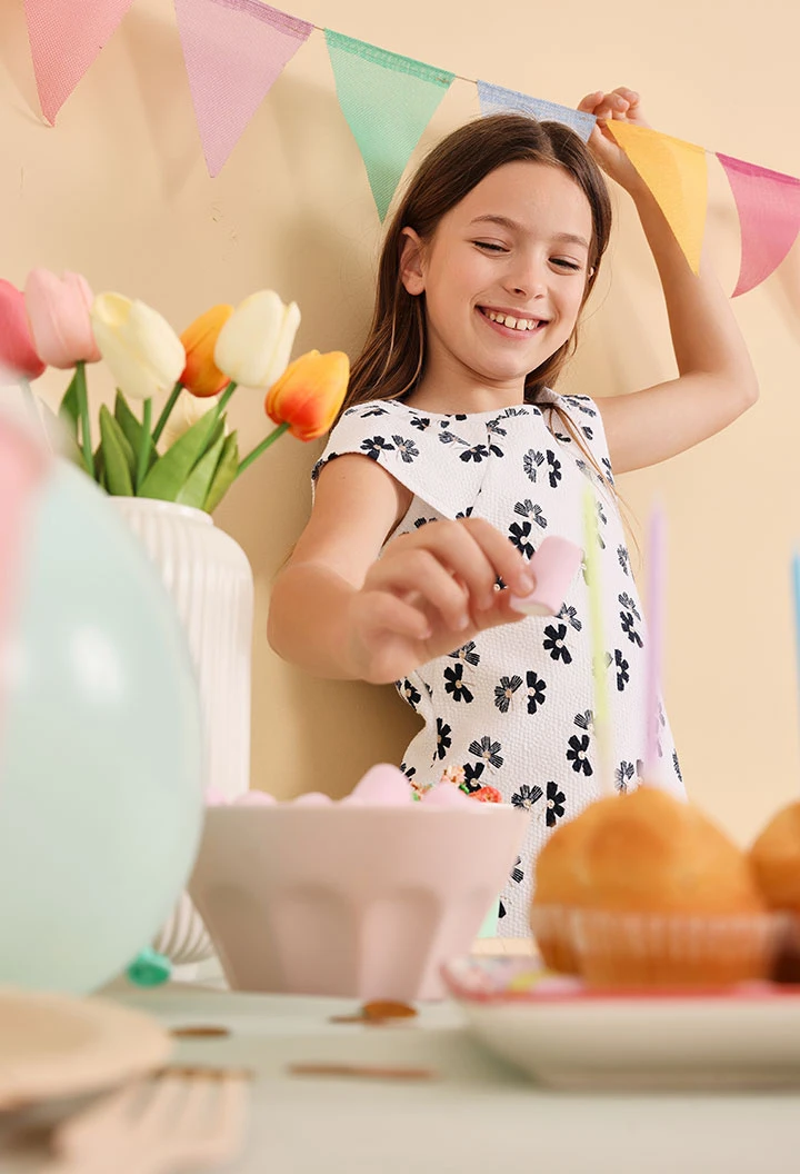 Vestido de malha para menina com design de flores em branco e preto.