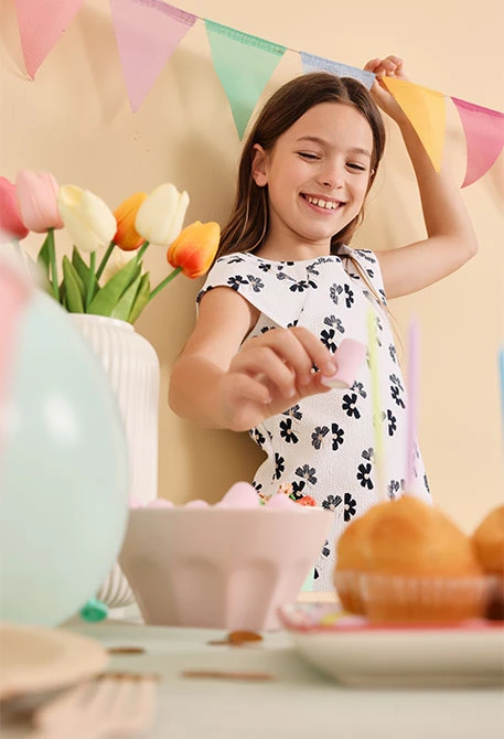 Robe en maille pour fille avec motif de fleurs en blanc et noir.
