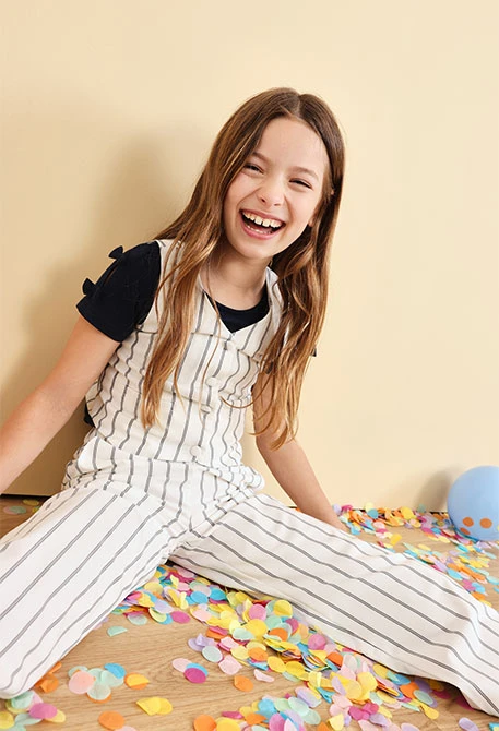 Pantaloni in maglia per bambina a righe in bianco e nero