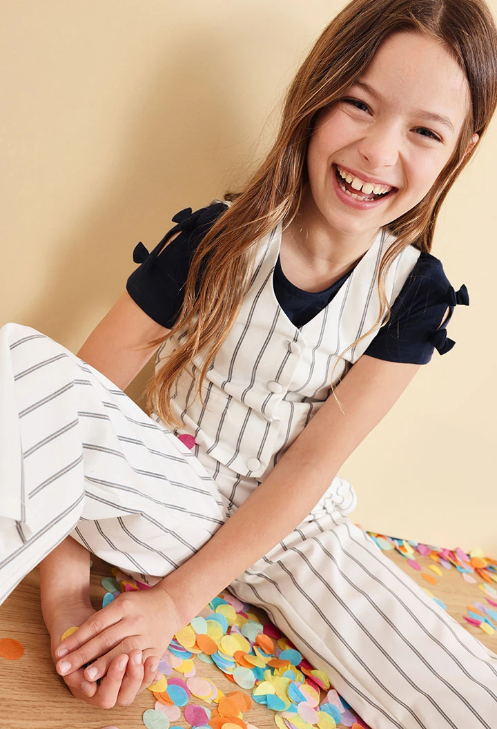Gilet a maglia per bambina a righe bianche e nere