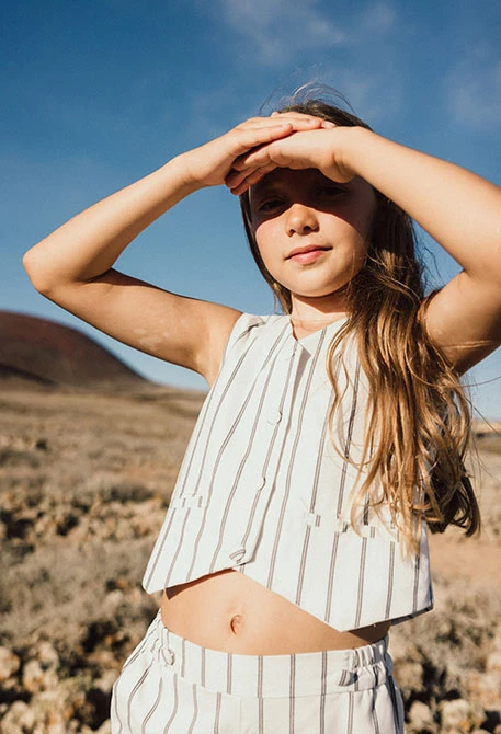 Colete de malha para menina listado nas cores branco e preto