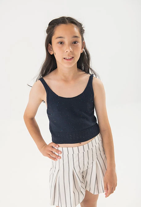 Top a maglia per bambina in colore blu marino.