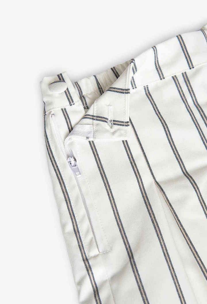 Gonna-pantaloncino in maglia per bambina con righe in bianco e nero.