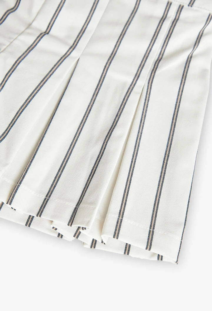 Saia-calção de malha para menina com listas em branco e preto.