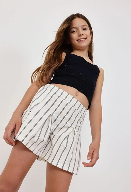 Gonna-pantaloncino in maglia per bambina con righe in bianco e nero.
