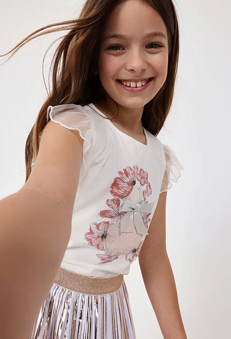 Maglietta a maglia per bambina in bianco con disegno di fiori