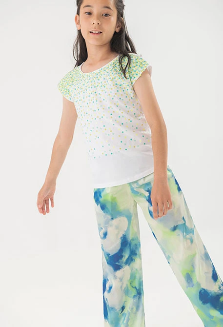 Calças largas de cetim para menina com estampado em azul e verde