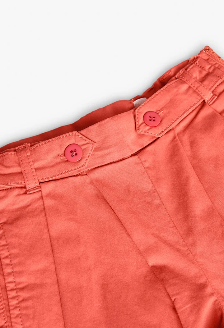 Shorts di raso da bambina di colore rosso