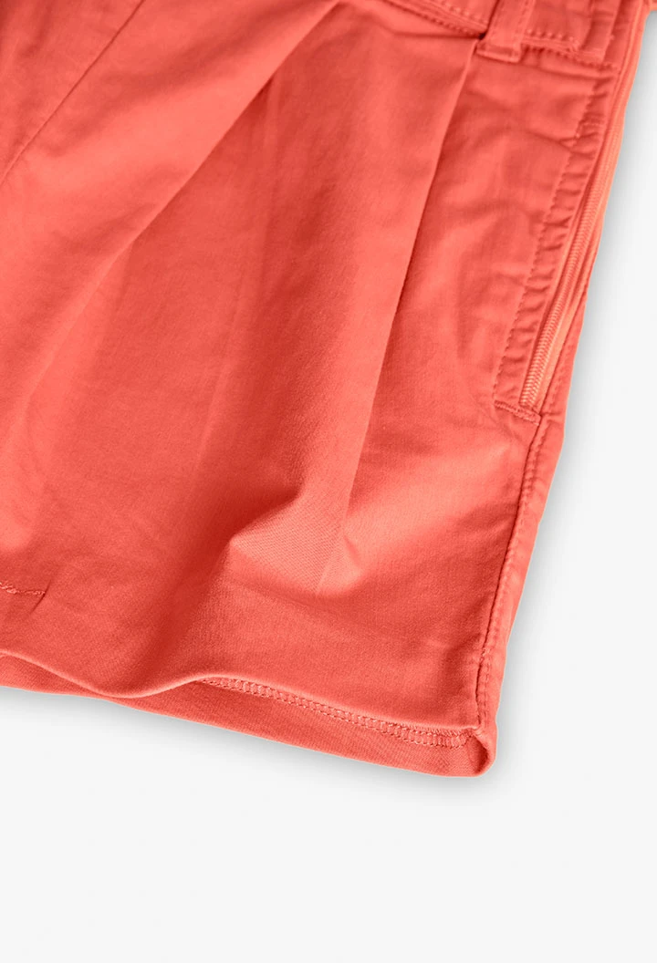 Shorts di raso da bambina di colore rosso