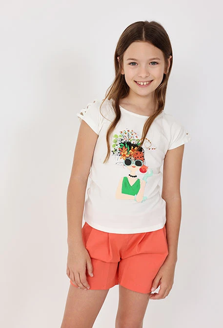 Shorts di raso da bambina di colore rosso