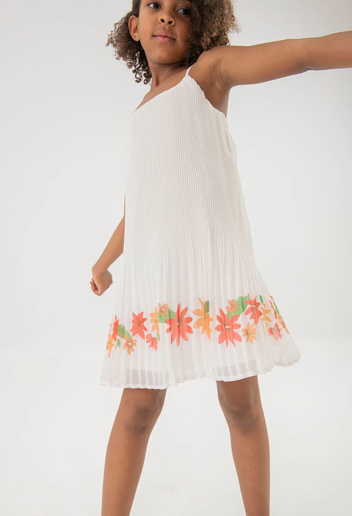 Robe en mousseline plissée pour fille de couleur blanche.