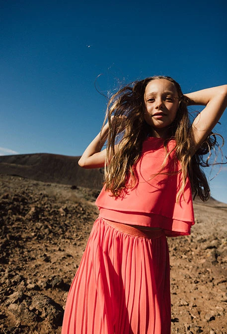 Blusa di chiffon per bambina di colore rosso.