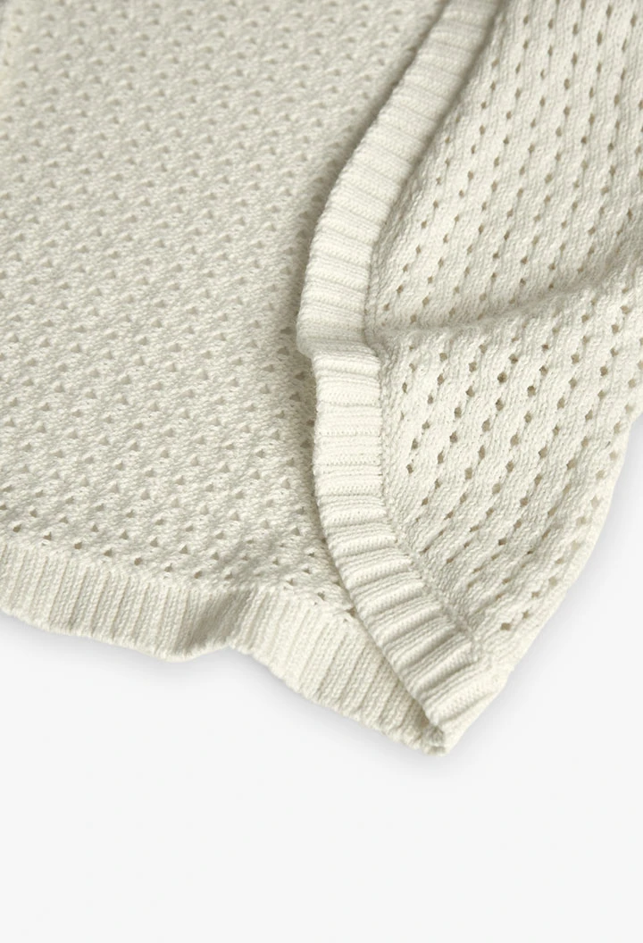 Giacca tricotosa per bambina di colore bianco.