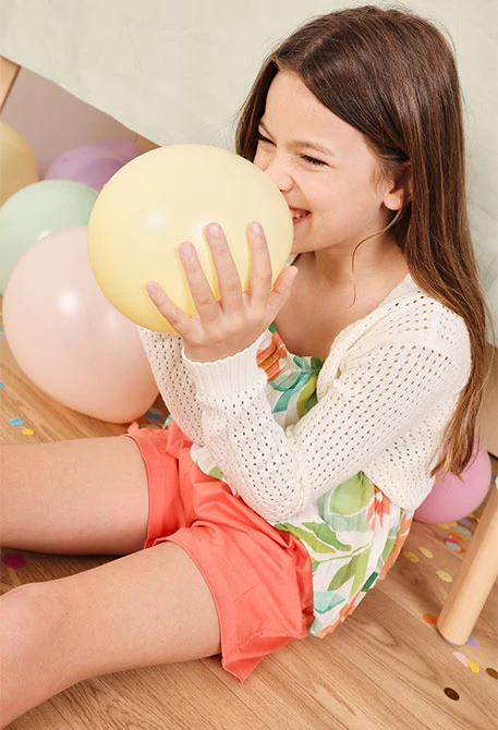 Giacca tricotosa per bambina di colore bianco.
