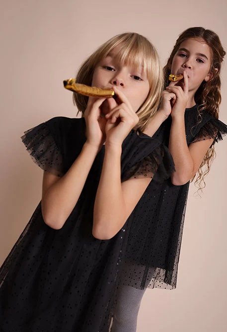 Vestido de tule preto com pontos brilhantes