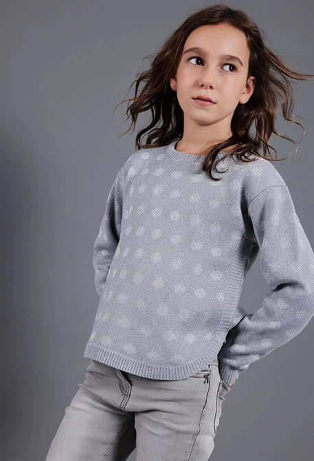 Mädchenpullover grau mit Punkten
