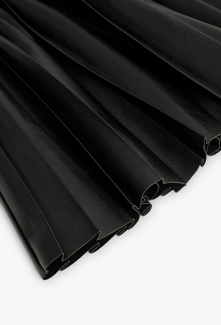 Saia de pele sintética preta