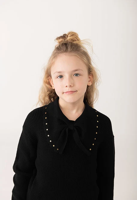 Maglione da bambina in maglia nera con fiocco