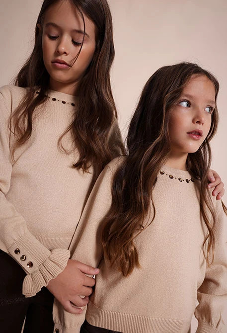 Beige heart-patterned girl´s jumper