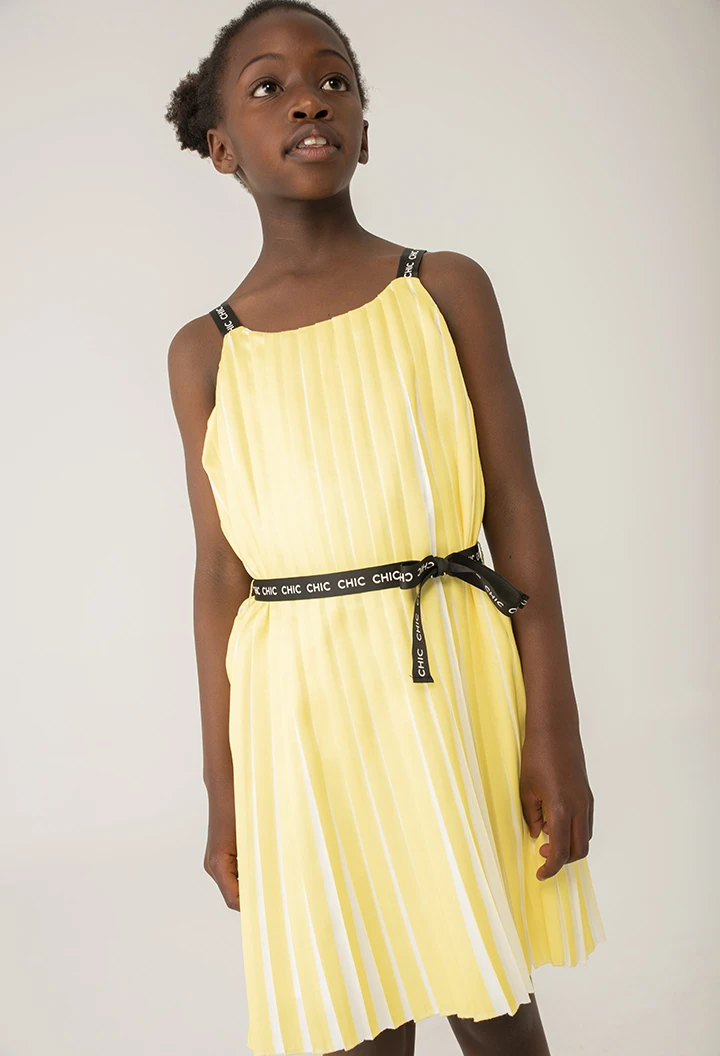 Vestido raso plisado chic de niña