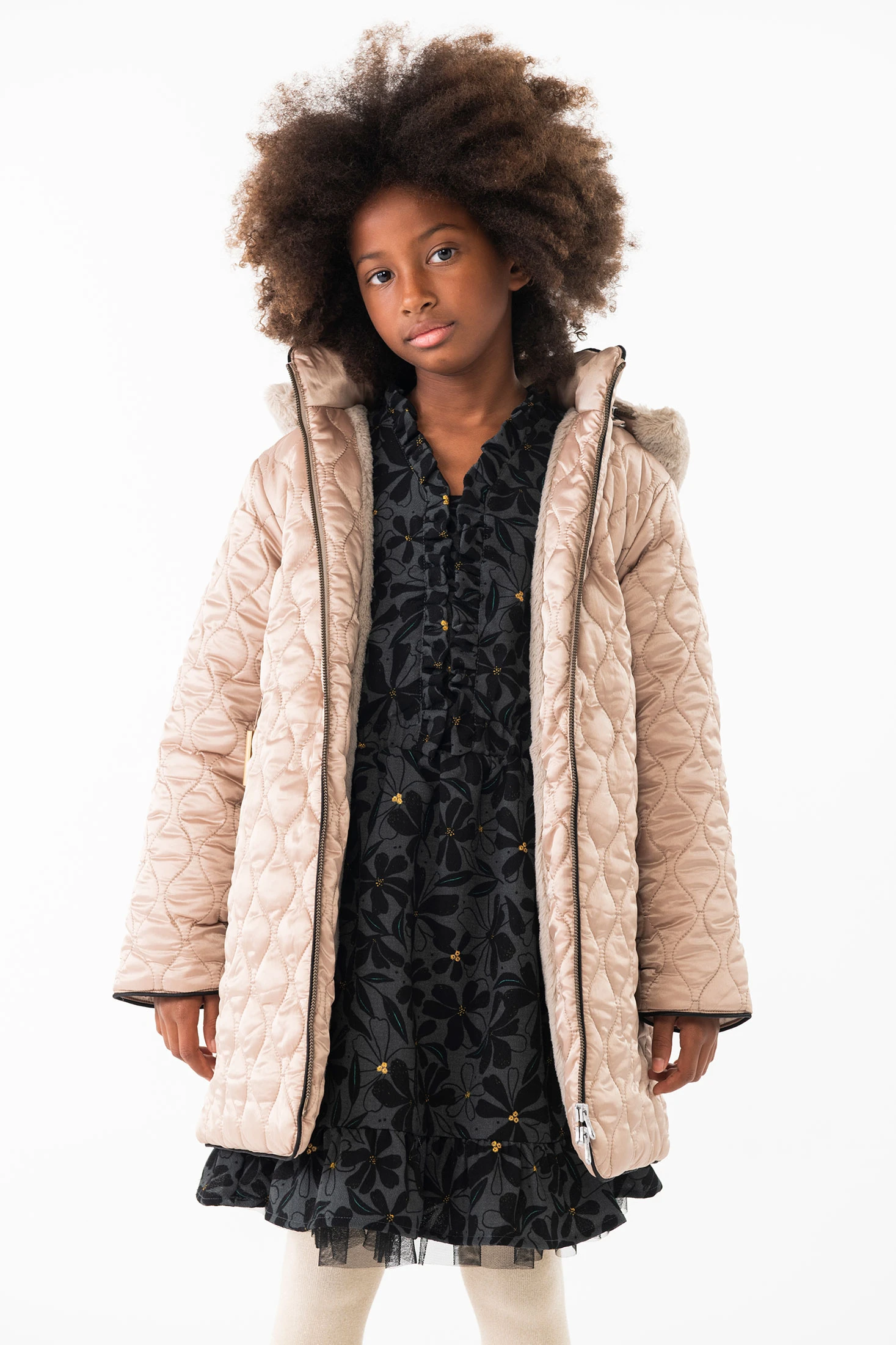 Parka tecnica para nina con capucha desmontable y cierre de cremallera de color amarillo oro