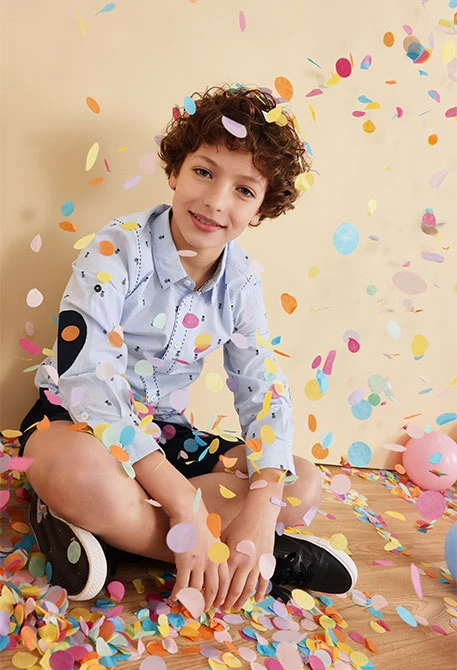 Camisa de fil a fil para niño con estampado en color azul claro