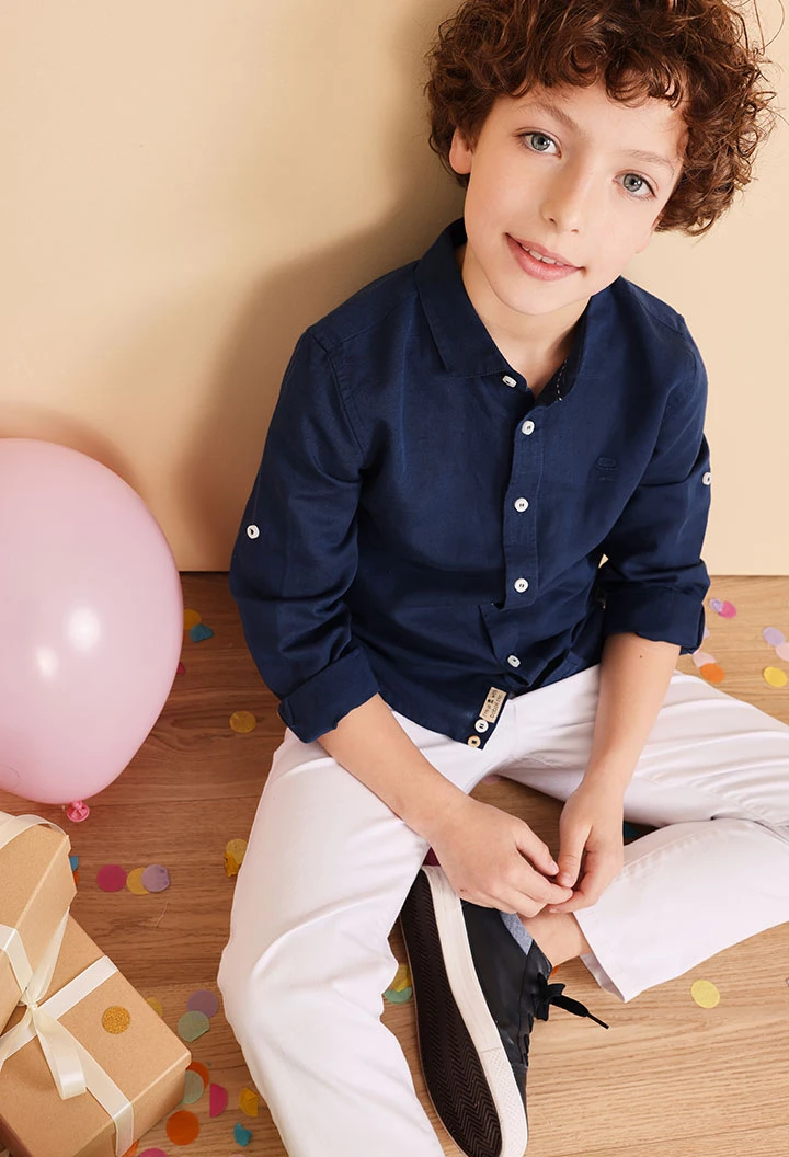 Chemise en lin pour garçon de couleur bleu marine à manches longues.