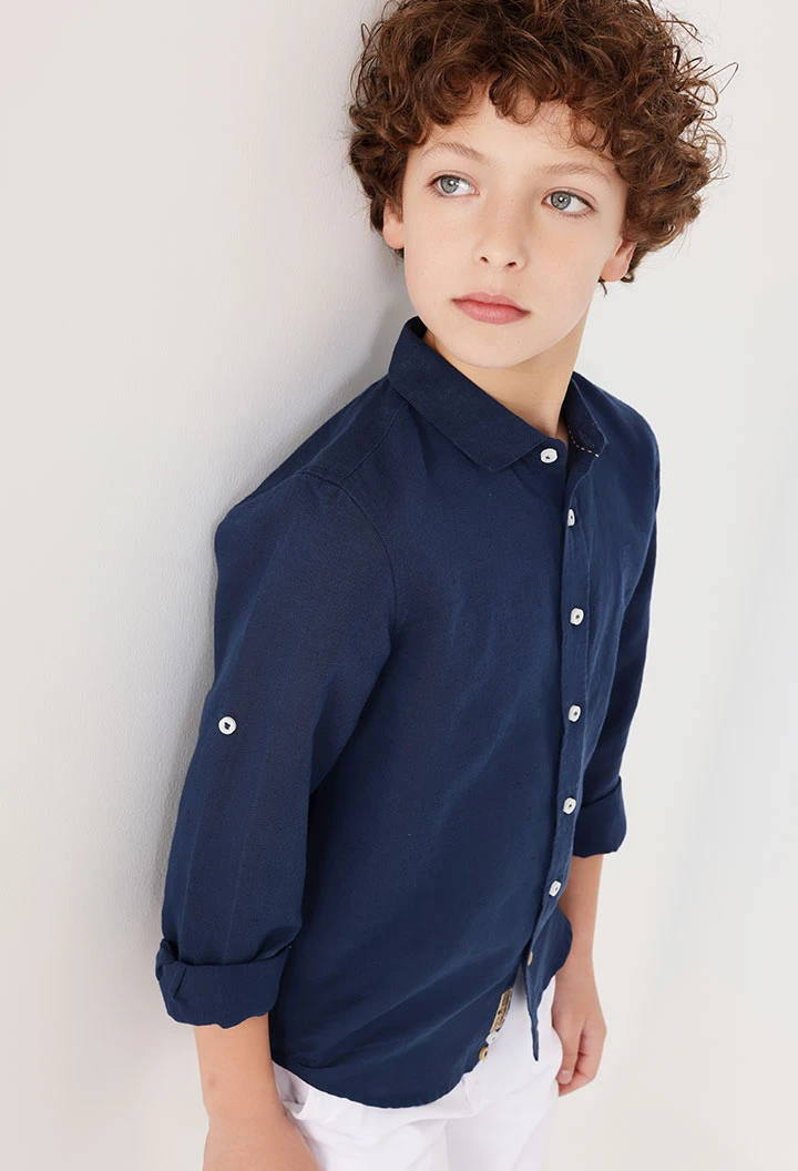 Camisa de lli per a nen en color blau marí de màniga llarga.