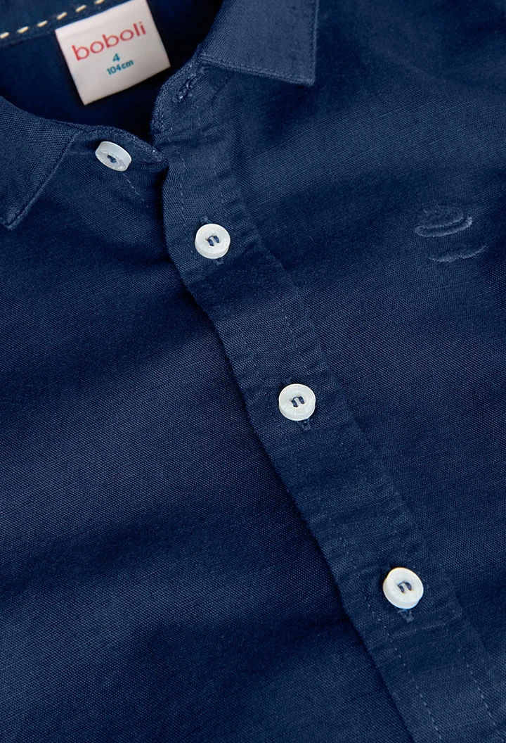 Camisa de lli per a nen en color blau marí de màniga llarga.