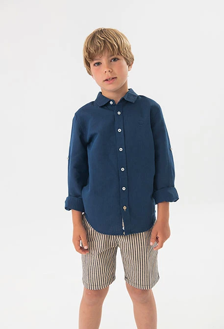 Camisa de lli per a nen en color blau marí de màniga llarga.