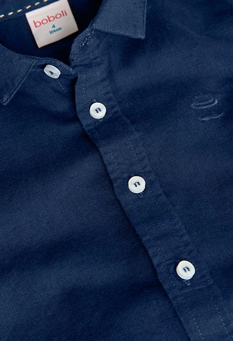 Camisa de lli per a nen en color blau marí de màniga llarga.