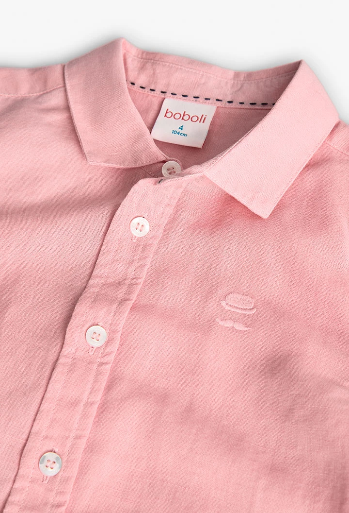Chemise en lin pour garçon de couleur rose à manches longues.