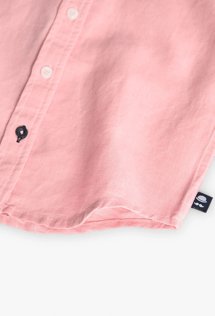 Chemise en lin pour garçon de couleur rose à manches longues.