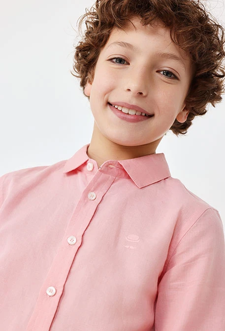 Chemise en lin pour garçon de couleur rose à manches longues.