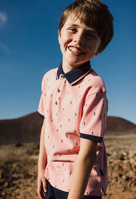 Pólo piqué para criança com estampado em cor de rosa