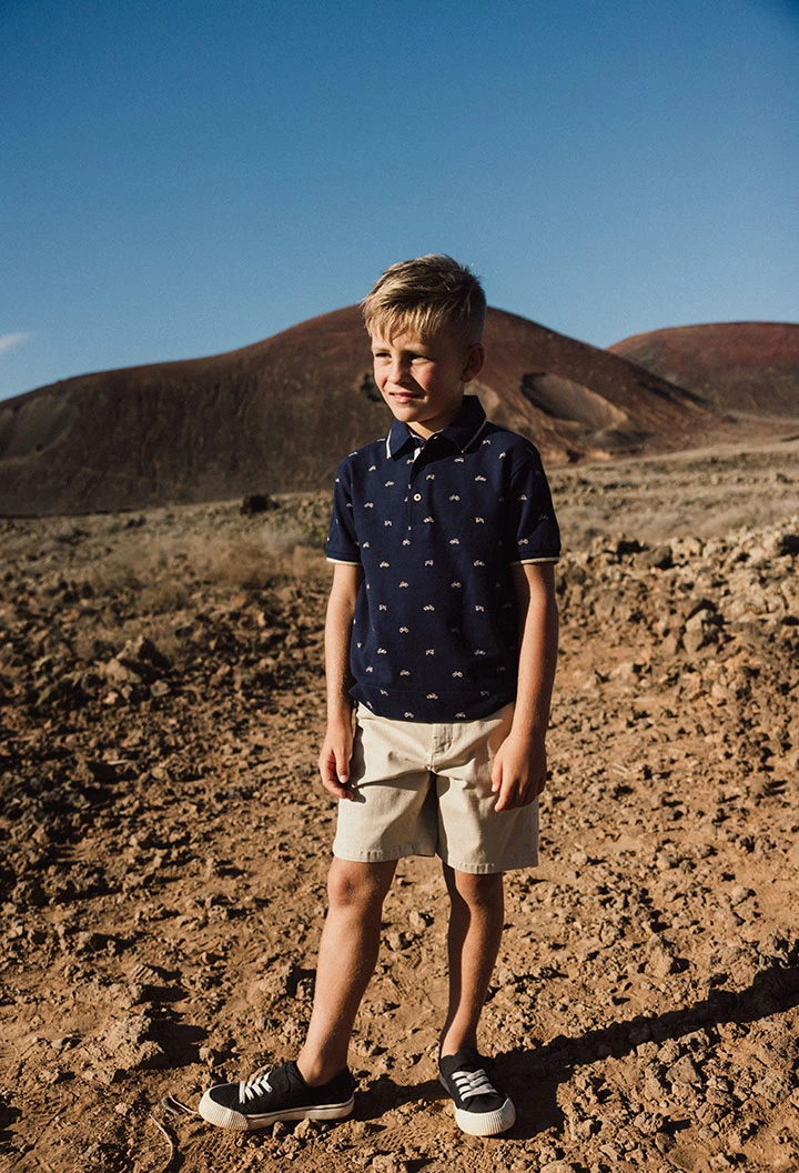 Bermudas en satin pour garçon de couleur beige.
