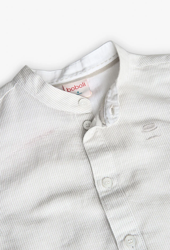 Chemise en lin pour enfant de couleur blanche.