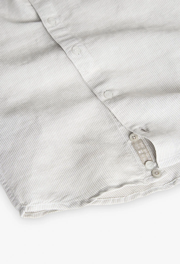 Chemise en lin pour enfant de couleur blanche.