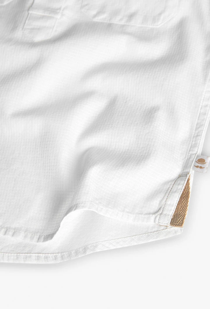 Chemise en popeline pour garçon de couleur blanche.