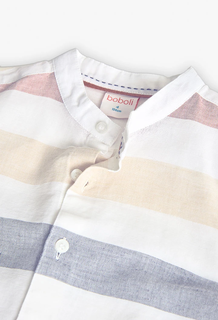 Camisa de linho para menino em cor branca com design de riscas multicolor.