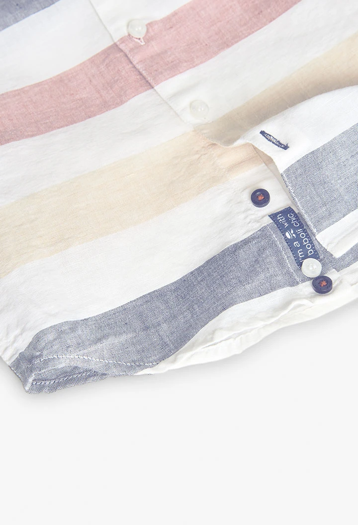 Camisa de linho para menino em cor branca com design de riscas multicolor.