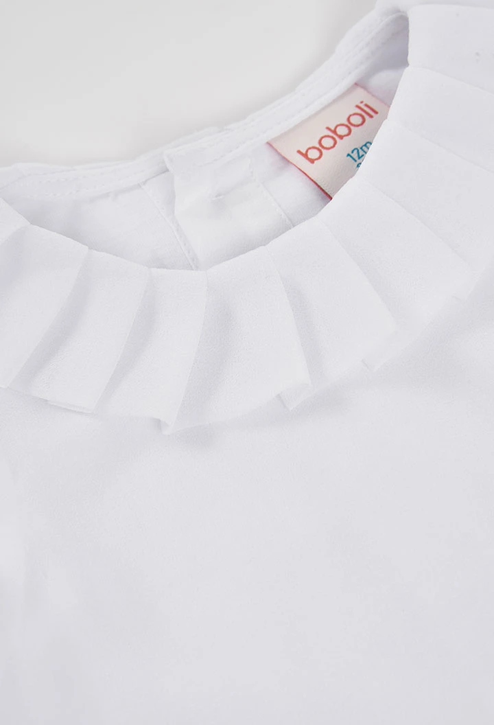 Weiße Bluse mit Rüschenkragen