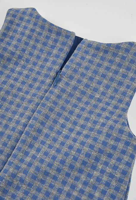 Blau kariertes Strickträgerkleid mit Herztaschen