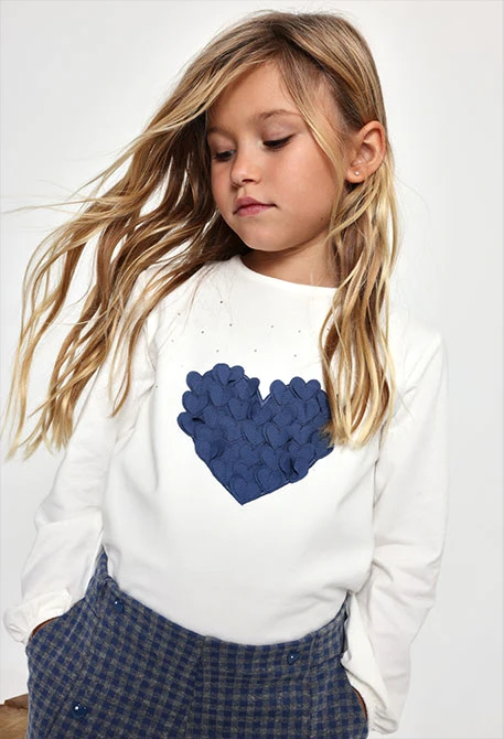 T-shirt en maille fille blanc cassé avec cœur bleu